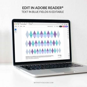 K&ouml;nnte beinhalten: Ein Laptop zeigt ein druckbares Banner-Design mit rautenf&ouml;rmigen Elementen in Lila, T&uuml;rkis und Blau. Der Text "EDIT IN ADOBE READER&reg; TEXT IN BLUE FIELDS IS EDITABLE" steht oben. Die Website MYPARTYDESIGN.COM befindet sich unten.
