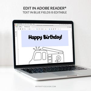 Puede incluir: Una tarjeta de cumplea&ntilde;os imprimible de cami&oacute;n de bomberos con una pancarta azul que dice "&iexcl;Feliz cumplea&ntilde;os!" El cami&oacute;n de bomberos es en blanco y negro y se puede colorear. La tarjeta est&aacute; dise&ntilde;ada para ser editada en Adobe Reader.