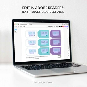 K&ouml;nnte beinhalten: Ein Laptop zeigt ein digitales Design f&uuml;r Geschenkanh&auml;nger. Die Anh&auml;nger sind in Blau, T&uuml;rkis und Lila gehalten. Jeder Anh&auml;nger tr&auml;gt die Aufschrift "THANK YOU for coming" in einer handschriftlichen Schriftart. Der Text "EDIT IN ADOBE READER&reg; TEXT IN BLUE FIELDS IS EDITABLE" steht oben.