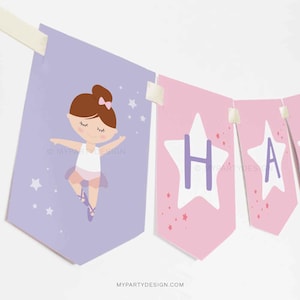 Peut inclure: Une bannière violette et rose avec une illustration de ballerine et le mot "Happy" en lettres blanches sur une étoile rose. La bannière est décorée de petites étoiles roses.
