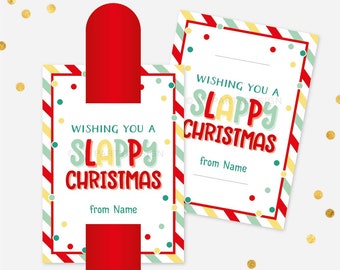 Könnte beinhalten: Zwei druckbare Weihnachtsgeschenkanhänger mit einem rot-weiß-grünen gestreiften Hintergrund. Der Text auf den Anhängern lautet "Wishing you a Slappy Christmas" mit Platz für einen Namen.