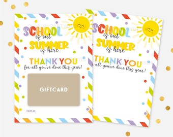Pode incluir: Um modelo de cartão de presente imprimível colorido com um sol e o texto "A escola acabou O verão está aqui Obrigado por tudo o que você fez este ano!" e um espaço para um cartão de presente.