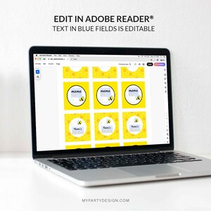Puede incluir: Un port&aacute;til muestra un dise&ntilde;o digital con cuadrados amarillos y blancos. Cada cuadrado presenta la palabra "mama" o "Name's" con una ilustraci&oacute;n de abeja. El texto "EDIT IN ADOBE READER&reg; TEXT IN BLUE FIELDS IS EDITABLE" est&aacute; en la parte superior. El sitio web MYPARTYDESIGN.COM est&aacute; en la parte inferior.
