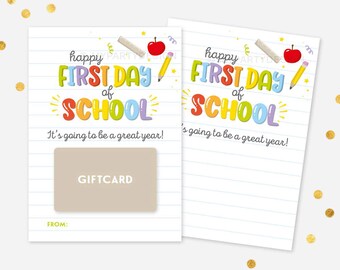 Könnte beinhalten: Zwei Geschenkkarten mit Schulthema. Die Karten tragen den Text "Happy First Day of School" in bunten Buchstaben sowie Illustrationen eines Bleistifts, Apfels und Kreide. Die Karten tragen auch den Text "It's going to be a great year!"
