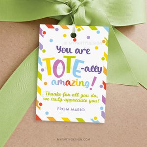 Puede incluir: Una etiqueta de regalo con una cinta verde presenta el texto "You are TOTE-ally amazing!" en letras coloridas. La etiqueta incluye el mensaje "Thanks for all you do, we truly appreciate you!" y está firmada "FROM MARIO."