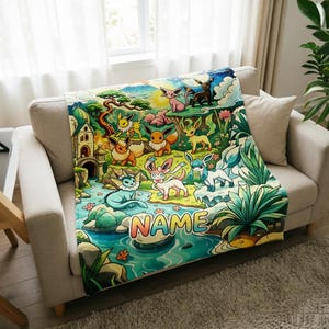 Pode incluir: Uma manta macia com uma ilustração colorida e detalhada de várias criaturas fictícias numa paisagem exuberante com árvores, um riacho e uma estrutura de pedra. A palavra NAME está impressa em letras grandes e multicoloridas na parte inferior.