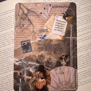 Op de afbeelding: Een decoratieve bladwijzer met een collage van fantasiebeelden. Het bevat een omhelzend stel, draken, tekstfragmenten en een zwaardillustratie. Het kleurenpalet is gedempt met sepiatinten en accenten van blauw en goud.