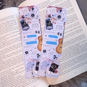 Op de afbeelding: Twee decoratieve bladwijzers met een collage-ontwerp met gitaren, hocke-elementen en de tekst "The Deal" en "44". De bladwijzers liggen op een open boek.