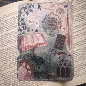 Może przedstawiać: Karta dekoracyjna o tematyce fantasy, z ilustracjami pary, otwartej książki, miecza i gotyckiej architektury. Karta zawiera elementy tekstowe i stonowaną paletę kolorów, sugerującą estetykę vintage.