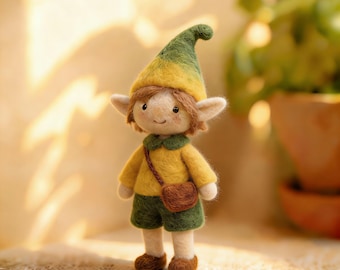 Poupée elfe en feutre aiguilleté faite main | Jouet en feutre personnalisable d'inspiration Waldorf | Cadeau souvenir unique pour enfants, collectionneurs et décoration de chambre d'enfant
