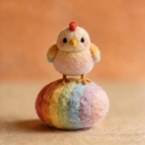 Könnte beinhalten: Drei cremefarbene Keramikbecher mit gesprenkelter Glasur. Jeder Becher zeigt ein handgemaltes Blumenmuster in Blau-, Grün- und Gelbtönen. Die Becher haben eine einfache, abgerundete Form und einen bequemen Griff.