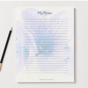 Puede incluir: Un letrero de madera hecho a mano con el texto "Bienvenido" en un estilo manuscrito. El letrero está pintado de blanco con un acabado envejecido y presenta un pequeño corazón decorativo. Mide aproximadamente 30 cm de ancho.