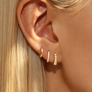 Set di orecchini impilabili placcati in oro con diamanti CZ, orecchini a cerchio minimalisti e delicati per la cartilagine.