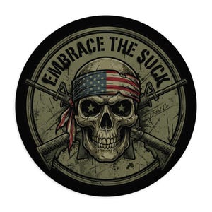 Puede incluir: Una pegatina circular con una calavera que lleva una cinta para la cabeza con el diseño de la bandera estadounidense. Detrás de la calavera hay fusiles cruzados, y el texto "EMBRACE THE SUCK" está arqueado en la parte superior. La pegatina tiene un aspecto vintage.