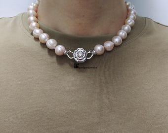 Collar de perlas de agua dulce rosa claro, cierre de flor de latón, 43 cm (17 pulgadas)