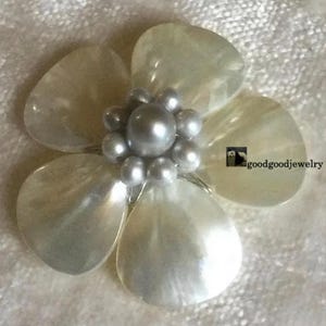 pearl brooch, gray brooch, gray freshwater pearl brooch, shell brooch, flower brooch, wedding party,bridesmaid gift, Mother of pearl brooch