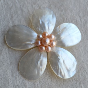 pearl brooch,shell brooch,flower brooch,wedding party,bridesmaid gift,pearl jewelry.bridal brooch, pink pearl and white shell flower brooch
