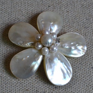 flower brooch,freshwater pearl brooch,shell brooch,wedding party,bridesmaid gift,pearl jewelry,pearl and shell brooch,handmade brooch