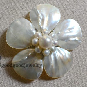 white pearl brooch,shell flower brooch,real pearl brooch,shell and pearl brooch,flower brooch,wedding party,bridesmaid gift,pearl and shell