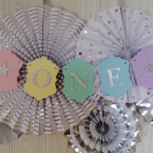 Banner Arcoíris Pastel ONE - Letrero para silla alta de primer cumpleaños