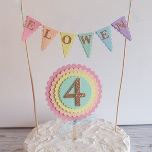 Guirlande de gâteau arc-en-ciel pastel - décoration de gâteau d'anniversaire personnalisée - prénom et âge personnalisés