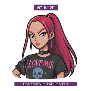 Könnte beinhalten: Gesticktes Design einer stilisierten Frau mit pinkfarbenem Haar im Pferdeschwanz. Sie trägt einen schwarzen Choker, Ohrringe und ein schwarzes T-Shirt mit dem Text "LOVE MIS" und einer Totenkopf-Grafik. Das Design misst 12.7cm x 15.2cm x 20.3cm.