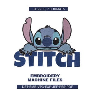 Op de afbeelding: Een blauwe cartoonafbeelding van Stitch, met grote oren en grote ogen, boven het woord "STITCH" in marineblauw. De afbeelding bevat de tekst "9 MATEN, 7 FORMATEN" en "BORDUURMACHINEBESTANDEN".