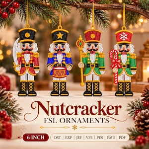 Könnte beinhalten: Vier gestickte Nussknacker-Ornamente hängen an einem Zweig, jeweils 15,24 cm groß. Die Figuren tragen rote, blaue und grüne Uniformen mit goldenen Akzenten und halten ein Schwert, eine Trommel, einen Stab und eine Zuckerstange in den Händen.