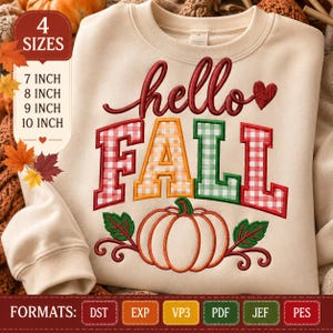 Op de afbeelding: Een beige sweater met ronde hals en een geborduurd ontwerp met de tekst hello FALL in rode, oranje en groene ruitpatronen. Een rood hart en een oranje pompoen met groene bladeren zijn inbegrepen. De tekst 4 SIZES 7 INCH 8 INCH 9 INCH 10 INCH is zichtbaar.