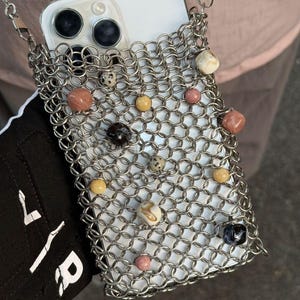 Handgjord ringbrynjad nätväska för telefon, Y2K grunge pärlstavfodral för nät, punk gotisk mobiltelefonväska, silverfärgad mini streetwear unisex metall axelrem bild 4