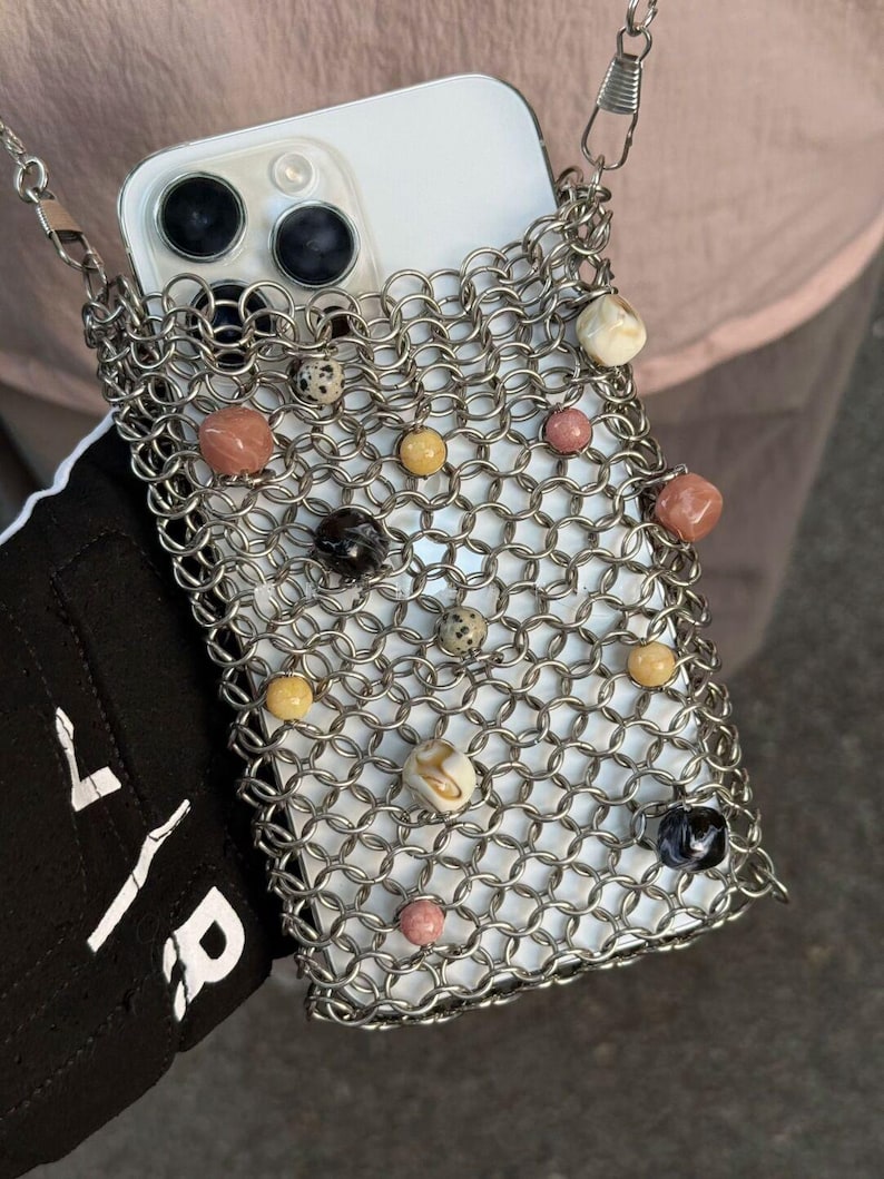 Handgjord ringbrynjad nätväska för telefon, Y2K grunge pärlstavfodral för nät, punk gotisk mobiltelefonväska, silverfärgad mini streetwear unisex metall axelrem bild 4