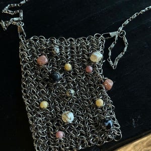 Handgjord ringbrynjad nätväska för telefon, Y2K grunge pärlstavfodral för nät, punk gotisk mobiltelefonväska, silverfärgad mini streetwear unisex metall axelrem bild 5