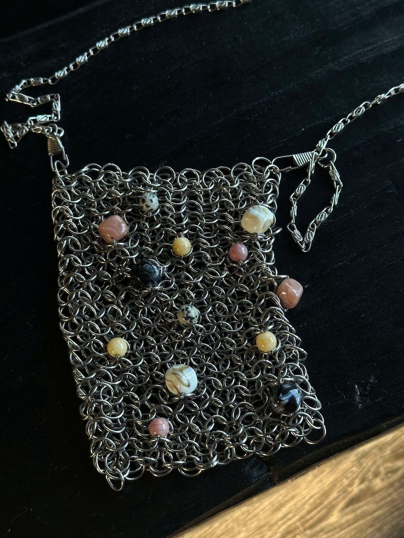 Handgjord ringbrynjad nätväska för telefon, Y2K grunge pärlstavfodral för nät, punk gotisk mobiltelefonväska, silverfärgad mini streetwear unisex metall axelrem bild 5