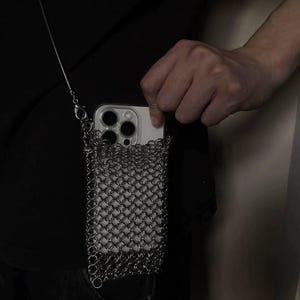 Handgjord ringbrynjad nätväska för telefon, Y2K grunge pärlstavfodral för nät, punk gotisk mobiltelefonväska, silverfärgad mini streetwear unisex metall axelrem bild 1