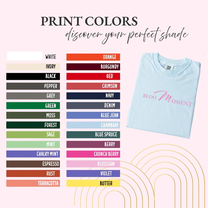 Pode incluir: Uma camiseta azul clara com o texto "Bloo Moment" em rosa. A imagem tamb&eacute;m exibe uma tabela de cores com v&aacute;rias cores de impress&atilde;o, incluindo branco, preto, vermelho e laranja, para ajudar os clientes a escolher sua tonalidade perfeita.