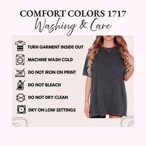 Pode incluir: Uma camiseta cinza escuro Comfort Colors 1717 com instru&ccedil;&otilde;es de lavagem. O texto diz: Vire a roupa do avesso, lave na m&aacute;quina com &aacute;gua fria, n&atilde;o passe a ferro na estampa, n&atilde;o use alvejante, n&atilde;o lave a seco e seque em temperatura baixa.