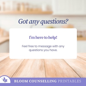 Puede incluir: Un letrero rectangular blanco con texto en morado oscuro que dice Got any questions? I'm here to help! Feel free to message with any questions you have. En la parte inferior, una franja morada muestra un icono de mariposa y Bloom Counselling Printables.