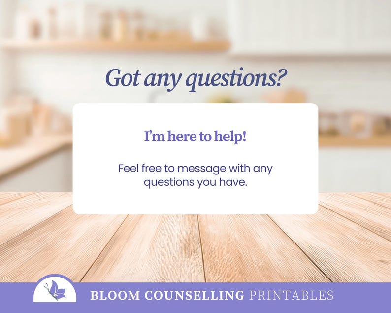 Puede incluir: Un letrero rectangular blanco con texto en morado oscuro que dice Got any questions? I'm here to help! Feel free to message with any questions you have. En la parte inferior, una franja morada muestra un icono de mariposa y Bloom Counselling Printables.