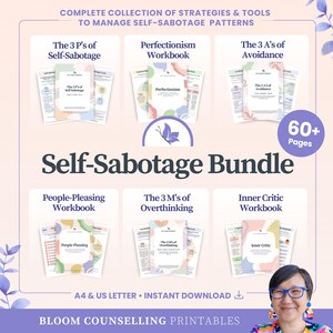 Op de afbeelding: Een bundel printbare werkboeken met titels als "The 3 P's of Self-Sabotage" en "Perfectionism Workbook". De werkboeken worden weergegeven op een lichtpaarse achtergrond met bloemaccenten. De bundel wordt geadverteerd als 60+ pagina's.