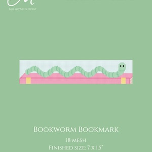 Pode incluir: Um gráfico de ponto de cruz com fundo verde. O gráfico apresenta um desenho pixelizado de um verme verde sobre uma base rosa. O texto inclui "Bookworm Bookmark", "18 Mesh" e "Tamanho final: 17,8 x 3,8 cm".