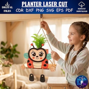 Puede incluir: Una jardinera de madera cortada con láser con forma de mariquita, suspendida por una cuerda. La jardinera contiene una pequeña planta verde. El diseño de la mariquita presenta detalles en rojo, negro y azul claro. El texto en la parte superior dice "PLANTER LASER CUT" y "DIGITAL FILES".
