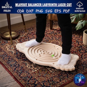 Può includere: Una tavola di equilibrio in legno chiaro con un motivo a labirinto circolare e una piccola pallina verde all'interno. La tavola ha la forma di un paio di piedi ed è progettata per essere usata indossando calzini bianchi.