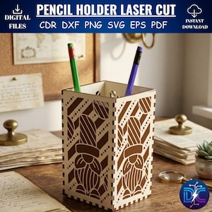 Könnte beinhalten: Ein lasergeschnittener Stifthalter aus Holz mit einem dekorativen Zwergen-Design. Der Stifthalter ist quadratisch und enthält zwei Bleistifte. Der Text "PENCIL HOLDER LASER CUT" befindet sich oben im Bild, mit "DIGITAL FILES" und "INSTANT DOWNLOAD" auf beiden Seiten.