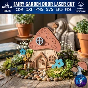 Puede incluir: Un diseño de puerta de jardín de hadas de madera cortada con láser con un techo en forma de hongo, una pequeña puerta y una ventana. La escena incluye flores en miniatura, una regadera y un camino de piedras. El texto "FAIRY GARDEN DOOR LASER CUT" está en la parte superior.