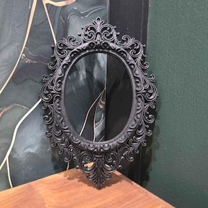Cadre photo ovale baroque | Décoration murale gothique imprimée en 3D pour Dark Academia