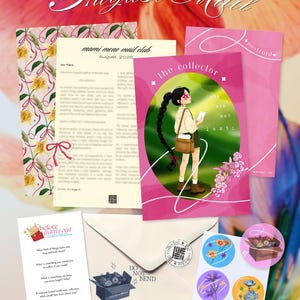 Puede incluir: Un conjunto de papelería que incluye una carta titulada August Mail, una postal con la ilustración de una persona con una trenza larga, un sobre crema con el texto DO NOT BEND, una tarjeta pequeña con preguntas y una hoja con cuatro pegatinas florales.