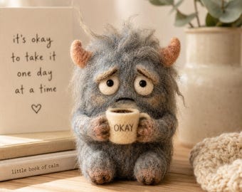 Monstruo de la ansiedad con taza de café, criatura de apoyo emocional hecha a mano con fieltro, regalo para quienes sufren de agotamiento, lindo compañero de escritorio.