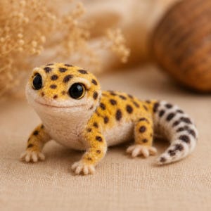 Naaldvilten luipaardgekko, schattig handgemaakt hagedisbeeldje, reptielenminnaar cadeau, gekko bureau decor, vakantie woldier