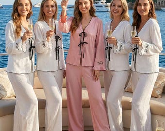 Set pigiama personalizzato per damigelle d'onore, pigiama per il ricevimento di nozze, pigiama personalizzato con nome, completo per addio al nubilato, completo per prepararsi al matrimonio