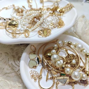 Ensemble de bijoux d'inspiration vintage boîte mystère dorée, lot de bijoux tendance Daily Dainty